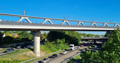 Das Foto zeigt die neue Brücke für U80/U81 über den Nordstern, über die die neue Stadtbahn die in einem weiten Rechtsbogen von Süden in Richtung Osten zunächst die Danziger Straße (B 8), die Verteilerebene des Nordsterns sowie dessen zugehörige Rampen (Kreuzungspunkt A 44/B 8) und anschließend die A 44.überquert. - Bild: Landeshauptstadt Düsseldorf/Amt für Brücken-, Tunnel- und Stadtbahnbau