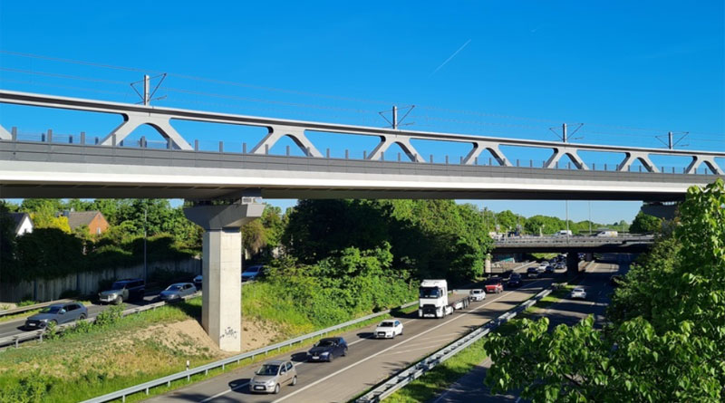 Das Foto zeigt die neue Brücke für U80/U81 über den Nordstern, über die die neue Stadtbahn die in einem weiten Rechtsbogen von Süden in Richtung Osten zunächst die Danziger Straße (B 8), die Verteilerebene des Nordsterns sowie dessen zugehörige Rampen (Kreuzungspunkt A 44/B 8) und anschließend die A 44.überquert. - Bild: Landeshauptstadt Düsseldorf/Amt für Brücken-, Tunnel- und Stadtbahnbau