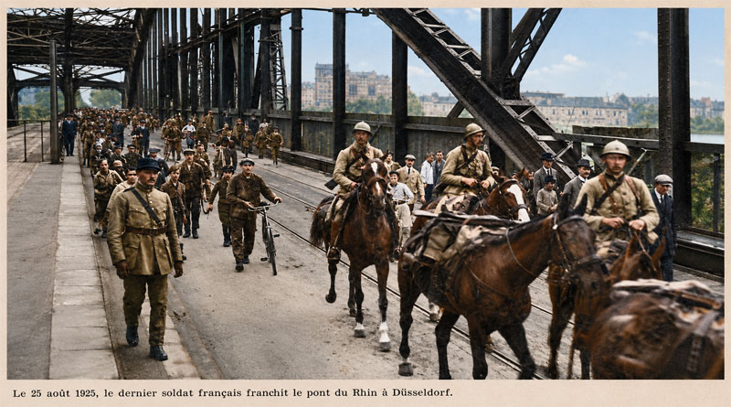 Der letzte französische Soldat verlässt das Gebiet von Düsseldorf - Die französischen Truppen marschieren über die Rheinbrücke