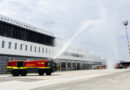 Flughafen Düsseldorf weiht eine der modernsten Feuerwachen Europas ein - Titelbild: Standesgemäße Einweihung für eine der modernsten Feuerwachen Europas: „Wasser marsch!“ hieß es bei der Eröffnungsfeier. Mit Wasserfontänen aus zwei Panther-Löschfahrzeugen feierten die Feuerwehrleute des Airports ihr neues Einsatzgebäude. Rund 100 Gäste nahmen an der offiziellen Einweihung teil. (Foto: Flughafen Düsseldorf / Andreas Wiese)