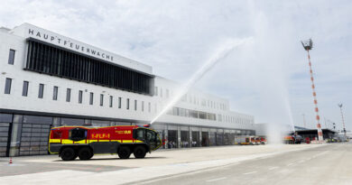 Flughafen Düsseldorf weiht eine der modernsten Feuerwachen Europas ein - Titelbild: Standesgemäße Einweihung für eine der modernsten Feuerwachen Europas: „Wasser marsch!“ hieß es bei der Eröffnungsfeier. Mit Wasserfontänen aus zwei Panther-Löschfahrzeugen feierten die Feuerwehrleute des Airports ihr neues Einsatzgebäude. Rund 100 Gäste nahmen an der offiziellen Einweihung teil. (Foto: Flughafen Düsseldorf / Andreas Wiese)