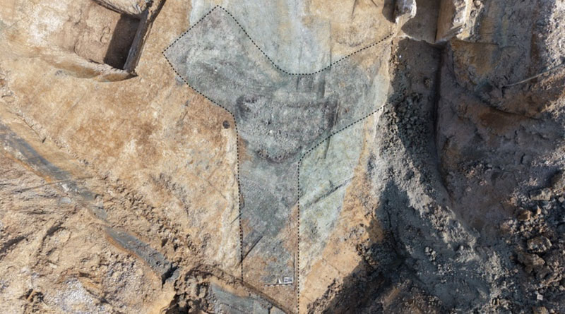 Verf&uuml;llter Graben s&uuml;dlich des Deckungsgrabens (gestrichelte Linien), deutlich erkennbar als Bodenverf&auml;rbung - Copyright: Thorsten Zimmer/MinervaX