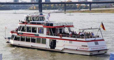 Titelbild (Passagierschiff "Düsseldorf" an der unteren Rheinwerft): Frank Vincentz - Eigenes Werk, CC BY-SA 3.0, https://commons.wikimedia.org/w/index.php?curid=23397646