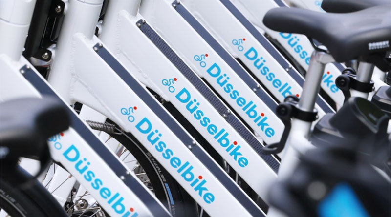 Sie sind weiß, bequem per App buchbar und erweitern nun das Mobilitätsangebot in Düsseldorf: Ab sofort rollen die ersten 500 Düsselbikes des neuen Fahrradmietsystems der Landeshauptstadt durch