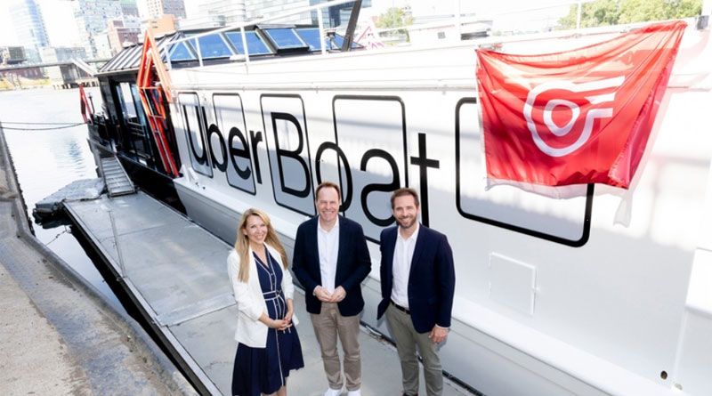 Leinen los: Kirmesfähre nimmt den Betrieb wieder auf - Rheinbahn-Vorständin Annette Grabbe, Oberbürgermeister Stephan Keller und Christoph Weigler, Deutschlandchef von Uber, freuen sich über den Start der Kirmesfähre.