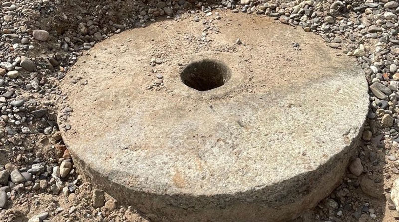 Trockenes Rheinbett bei Kaiserswerth gibt alten Mühlstein frei - Bild: Nordbote Karl Döhler - https://nordbote.de/trockenes-rheinbett-gibt-alten-muehlstein-bei-kaiserswerth-frei