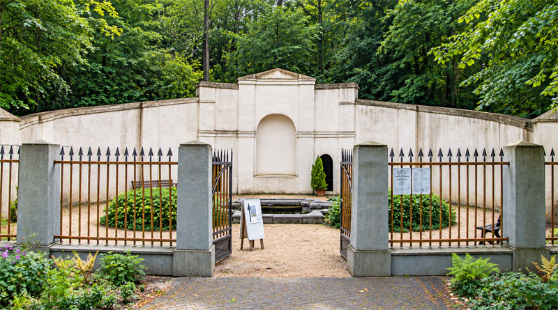 Die Jan-Wellem-Quelle (offiziell meist als Jan-Wellem-Brunnen bezeichnet) ist eine historische, denkmalgeschützte Brunnenanlage am Fuße des Grafenberger Waldes im Düsseldorfer Stadtteil Grafenberg - Titelbild (mit ChatGPT optimiert): Johann H. Addicks - addicks@gmx.net - Selbst fotografiert, license under GFDL1.2 + CC-by-nc-nd/3.0, GFDL 1.2, https://commons.wikimedia.org/w/index.php?curid=5556476