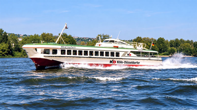Das Tragflügelboot „Rheinpfeil“ war eines der ungewöhnlichsten Fahrgastschiffe in der Geschichte der Köln-Düsseldorfer Deutsche Rheinschiffahrt (KD). - Titelbild: Von Rheinpfeil.jpg: Friladerivative work: Dha (talk) - Rheinpfeil.jpg, CC BY-SA 3.0, https://commons.wikimedia.org/w/index.php?curid=6439228